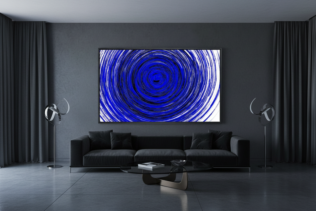 BLAUE HYPNOSE — Vortex-Kunstdruck im dunklen Wohnzimmer, Querformat Raum-Mockup