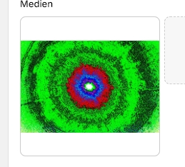 EMERALD VORTEX — Hypnotisches digitales Kunstwerk mit konzentrischen Ringen in leuchtendem Grün und feurigem Rot-Blau-Kern